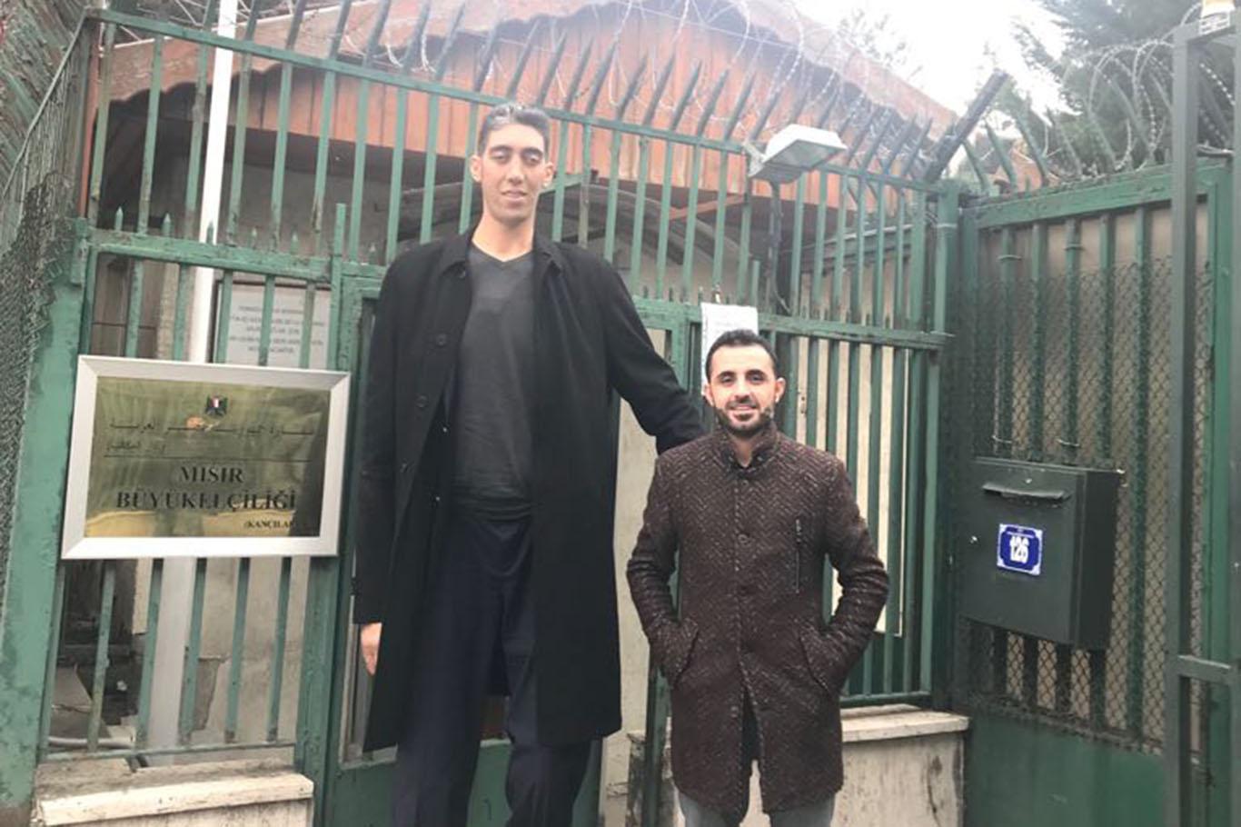 Dünyanın en uzun adamı Mısır’a gitti Dünyanın en uzun adamı Mısır’a gitti